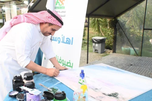 ملتقى عطاء التشكيلي الأول يجسّر المسافة بين الفنانين والجمهور