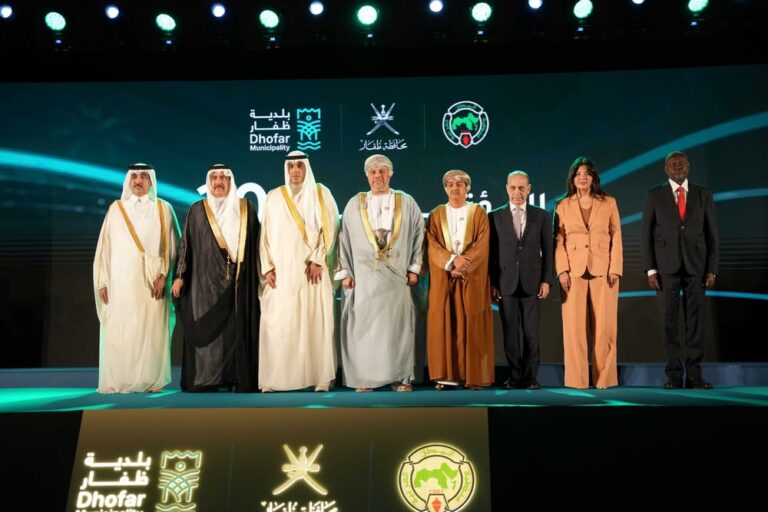 من ظفار.. المدن العربية تبحث مستقبل التنمية الحضرية والتحول الرقمي .. انطلاق المؤتمر العام العشرين لمنظمة المدن العربية بمشاركة المحافظين ورؤساء البلديات العربية
