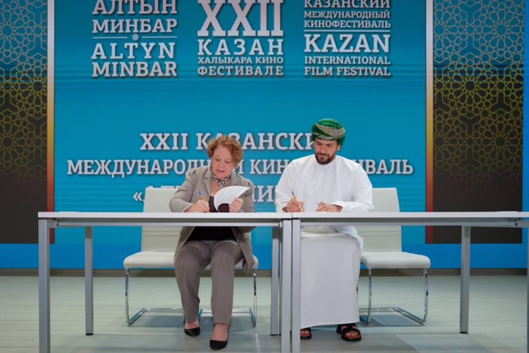 منصة عكس العمانية توقع اتفاقية تعاون مع مهرجان كازان السينمائي الدولي
