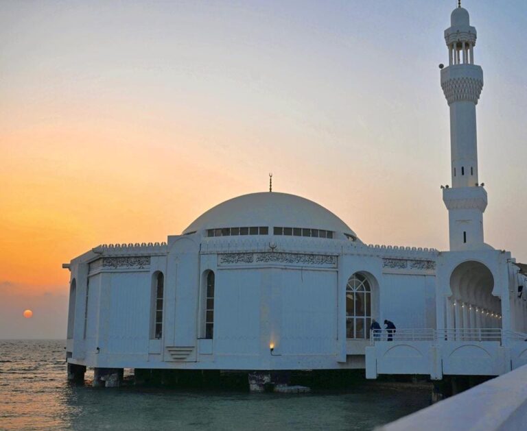 مسجد الرحمة بجدة.. التقاء فن العمارة الإسلامية بزرقة البحر الأحمر