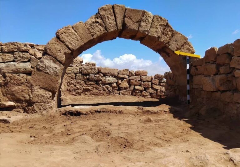 قصور الغليثة الأثرية – بنغازي/ليبيا ..ترميم أحد العقود الحجرية