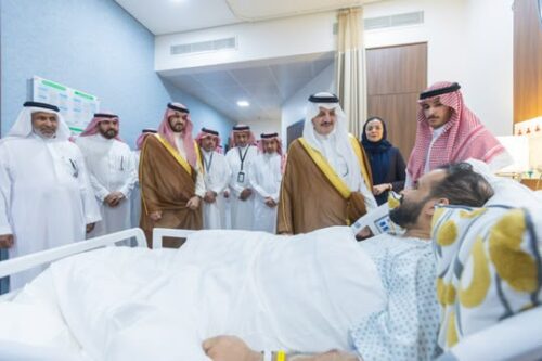 سمو أمير المنطقة الشرقية وسمو نائبه يزوران المصاب جراء العدوان الغاشم الذي استهدف مطار الملك فهد الدولي